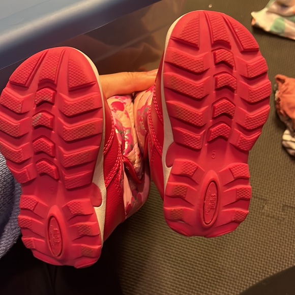 Gently worn toddler snow boot! Re-posh! - Picture 5 of 5